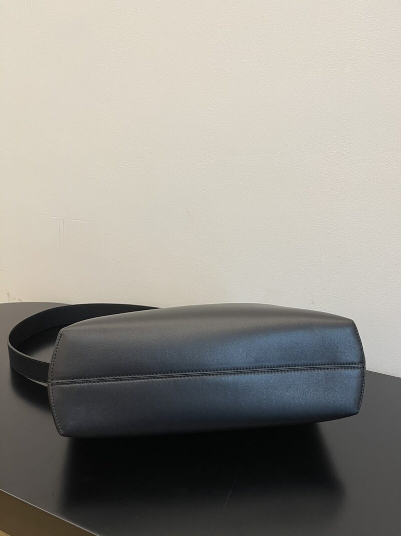 Fendi First Midi Black leather bag - Image 6