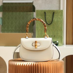 Replica Gucci Bamboo 1947 Small Top Handle Bag in White – Iconic Bamboo Handle with Gold Hardware and Classic Gucci Design