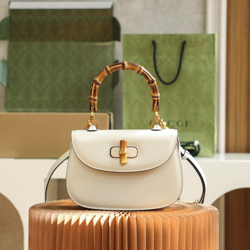 Replica Gucci Bamboo 1947 Small Top Handle Bag in White – Iconic Bamboo Handle with Gold Hardware and Classic Gucci Design