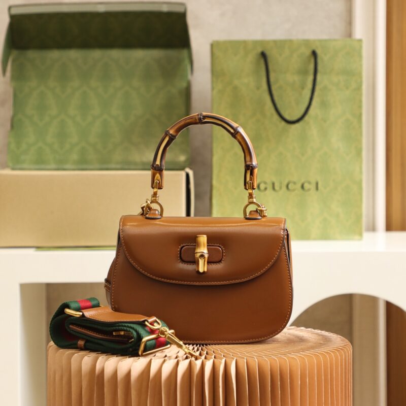 Replica Gucci Bamboo 1947 Small Top Handle Bag in Cuir – Iconic Bamboo Handle with Classic Gucci Design and Gold Hardware