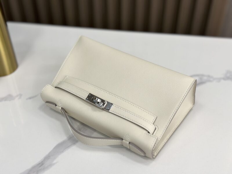 HERMÈS Kelly Pochette in Craie Swift leather - Image 9