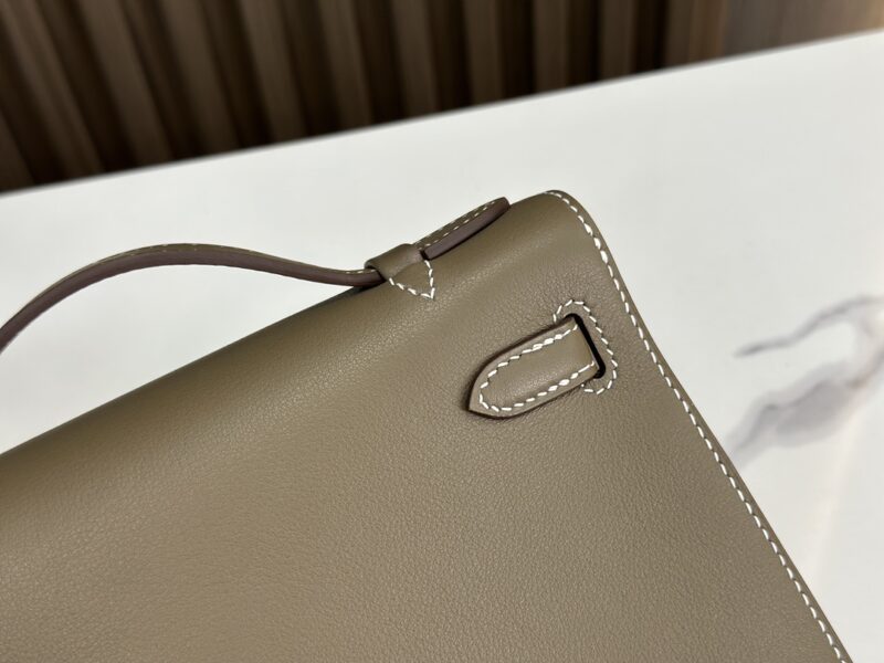 HERMÈS Kelly Pochette in Etoupe Swift leather - Image 9