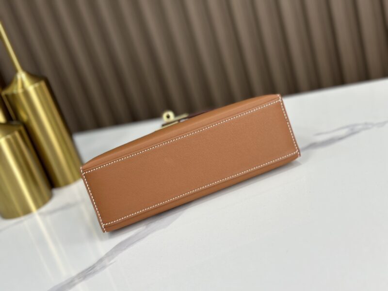 HERMÈS Kelly Pochette in Gold Swift leather - Image 2