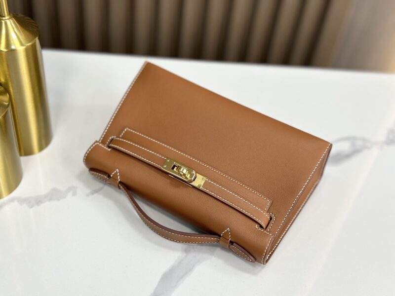 HERMÈS Kelly Pochette in Gold Swift leather - Image 5