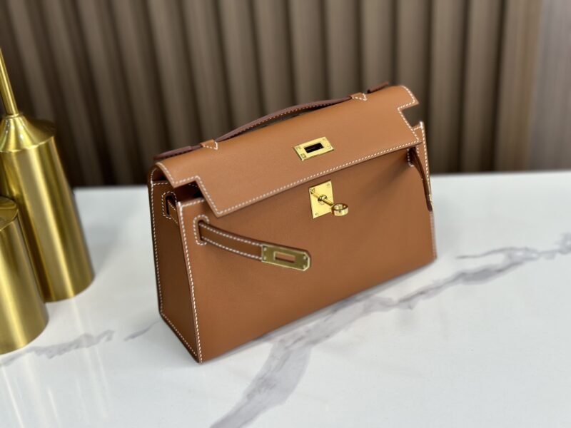 HERMÈS Kelly Pochette in Gold Swift leather - Image 3