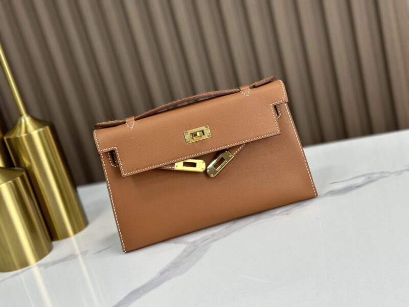 HERMÈS Kelly Pochette in Gold Swift leather - Image 9