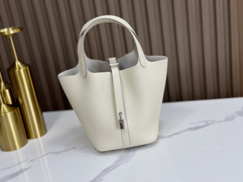 Replica Hermès Picotin 18 Bag in TC Clemence Craie – High-quality replica Hermès bag in neutral white Clemence leather with gold-tone hardware.