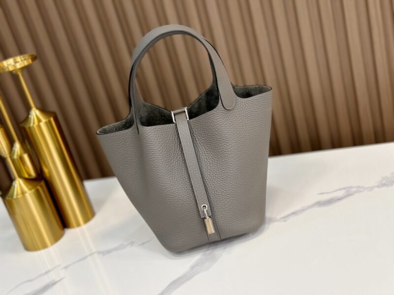 Replica Hermès Picotin 18 Bag in TC Clemence Gris Meyer – High-quality replica Hermès bag in grey Clemence leather with gold-tone hardware.