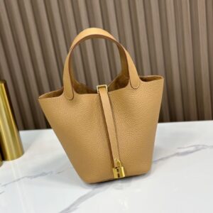 Replica Hermès Picotin 18 Bag in TC Clemence Biscuit – High-quality replica Hermès bag in warm beige Clemence leather with gold-tone hardware.