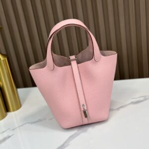 Replica Hermès Picotin 18 Bag in TC Clemence Rose Sakura – High-quality replica Hermès bag in soft pink Clemence leather with gold-tone hardware.