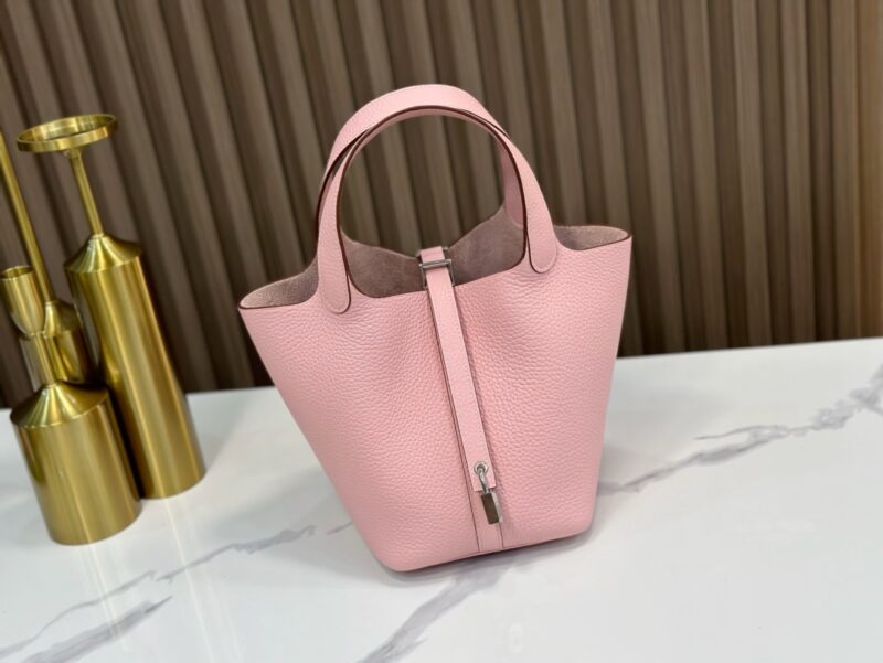 Replica Hermès Picotin 18 Bag in TC Clemence Rose Sakura – High-quality replica Hermès bag in soft pink Clemence leather with gold-tone hardware.