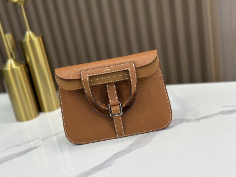 Replica Hermès Gold Mini Halzan 22cm Bag in Clemence Leather – High-quality replica Hermès bag in luxurious gold Clemence leather with gold-tone hardware.