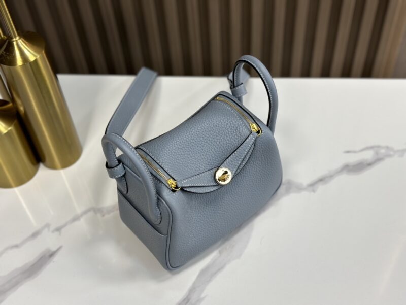 HERMÈS Mini Lindy shoulder bag in Bleu Lin Clemence leather - Image 4