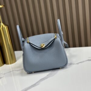 Replica Hermès Mini Lindy Shoulder Bag in Bleu Lin Clemence Leather – High-quality replica Hermès bag with soft blue leather and gold-tone hardware.