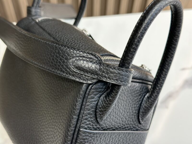 HERMÈS Mini Lindy shoulder bag in Black Clemence leather - Image 6