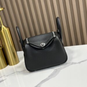 Replica Hermès Mini Lindy Shoulder Bag in Black Clemence Leather – High-quality replica Hermès bag with classic black leather and gold-tone hardware.