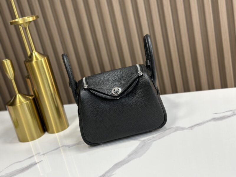 Replica Hermès Mini Lindy Shoulder Bag in Black Clemence Leather – High-quality replica Hermès bag with classic black leather and gold-tone hardware.