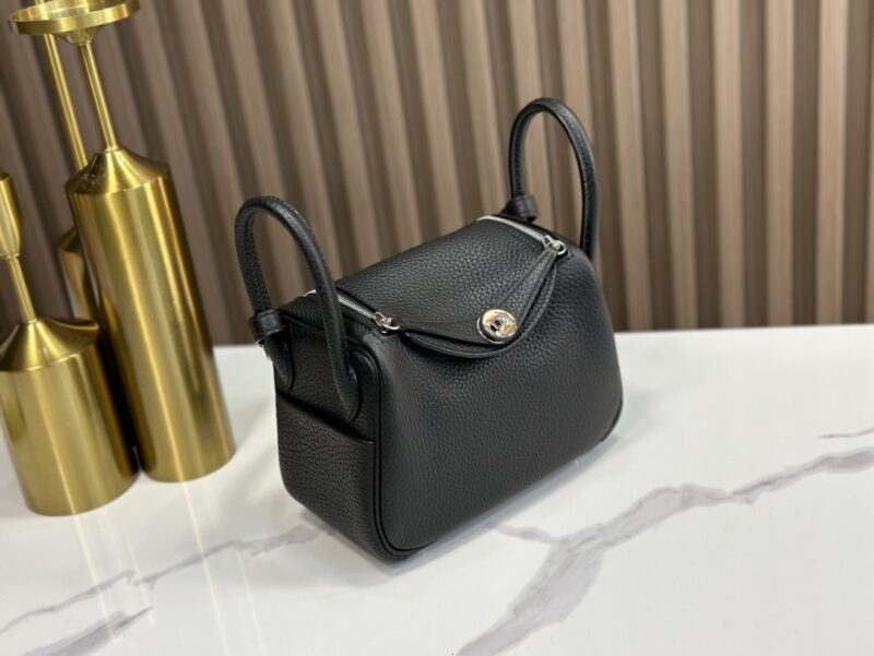 HERMÈS Mini Lindy shoulder bag in Black Clemence leather - Image 8