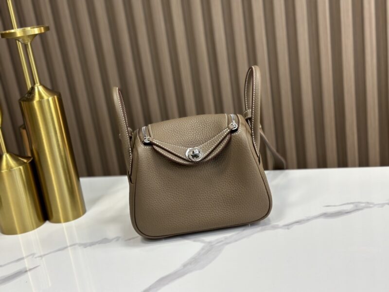 Replica Hermès Mini Lindy Shoulder Bag in Étoupe Clemence Leather – High-quality replica Hermès bag with neutral grey-beige leather and gold-tone hardware.