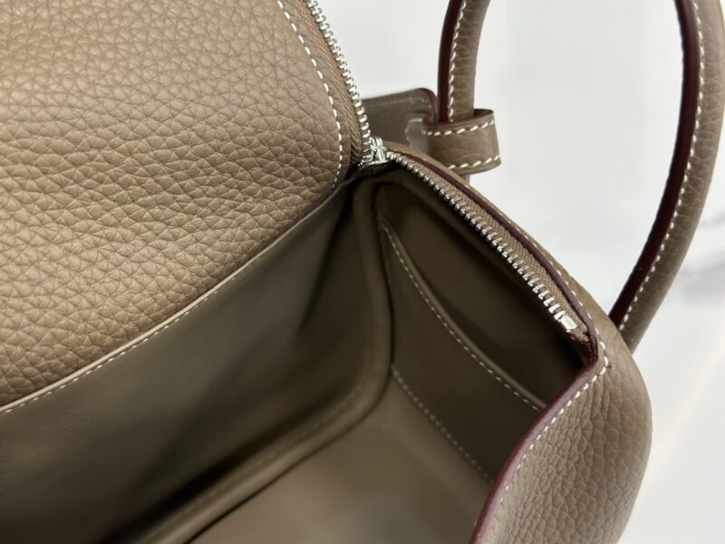 HERMÈS Mini Lindy shoulder bag in Étoupe Clemence leather - Image 5