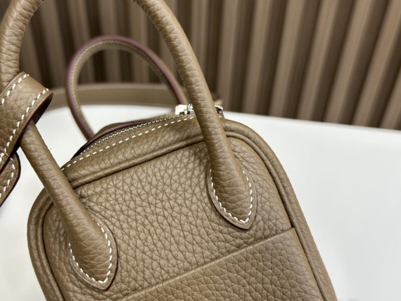 HERMÈS Mini Lindy shoulder bag in Étoupe Clemence leather - Image 6