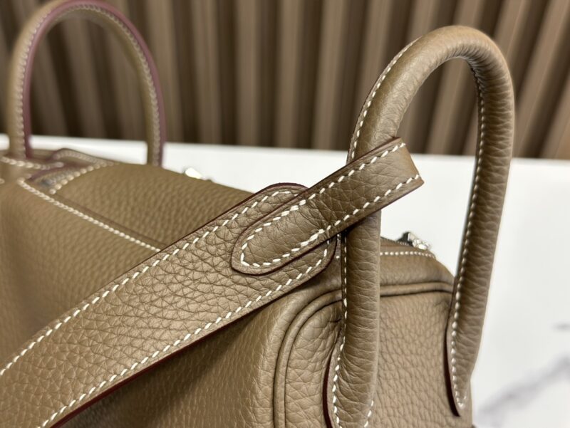 HERMÈS Mini Lindy shoulder bag in Étoupe Clemence leather - Image 3