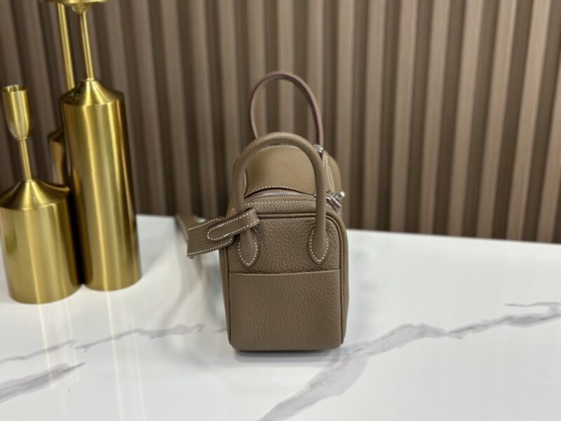 HERMÈS Mini Lindy shoulder bag in Étoupe Clemence leather - Image 9