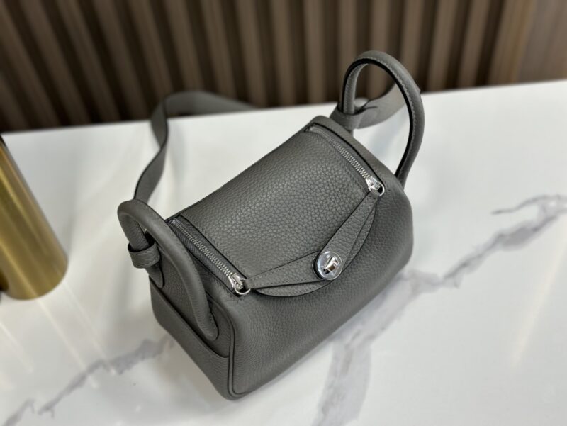 HERMÈS Mini Lindy shoulder bag in Gris Meyer Clemence leather - Image 2