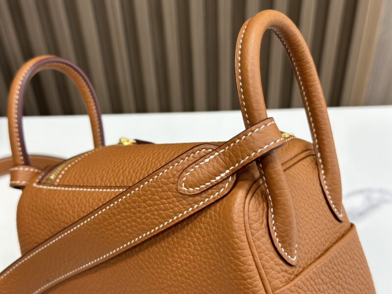 HERMÈS Mini Lindy shoulder bag in Gold Clemence leather - Image 2