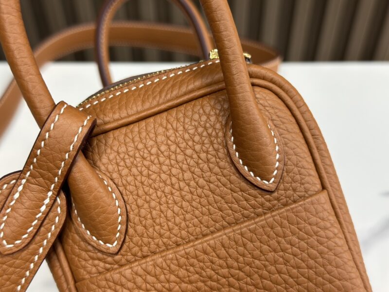 HERMÈS Mini Lindy shoulder bag in Gold Clemence leather - Image 3