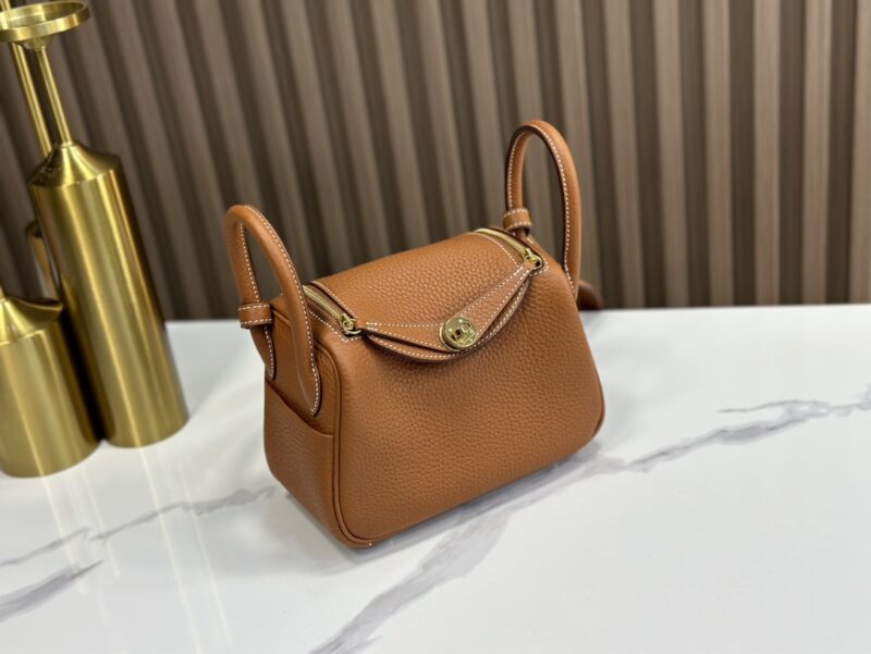 HERMÈS Mini Lindy shoulder bag in Gold Clemence leather - Image 5