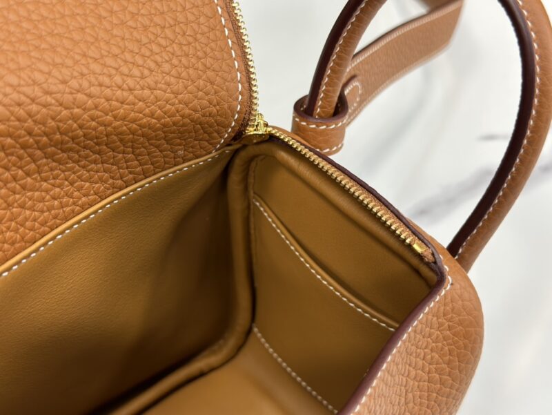 HERMÈS Mini Lindy shoulder bag in Gold Clemence leather - Image 6