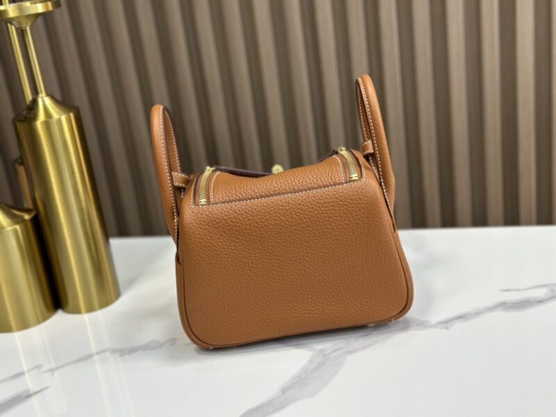 HERMÈS Mini Lindy shoulder bag in Gold Clemence leather - Image 7