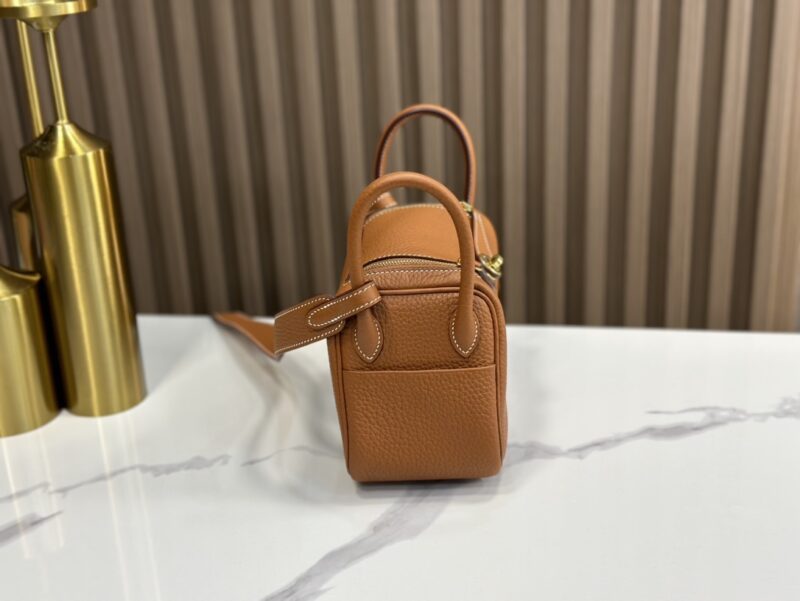 HERMÈS Mini Lindy shoulder bag in Gold Clemence leather - Image 8