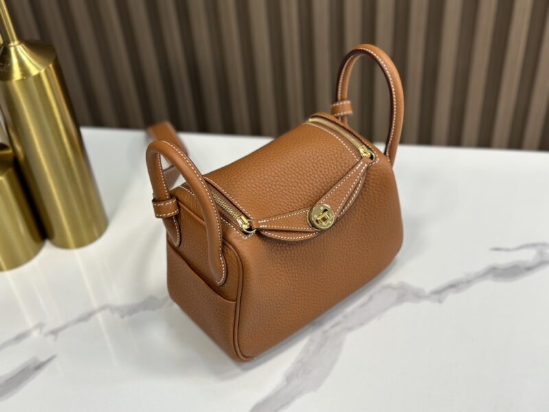 HERMÈS Mini Lindy shoulder bag in Gold Clemence leather - Image 9