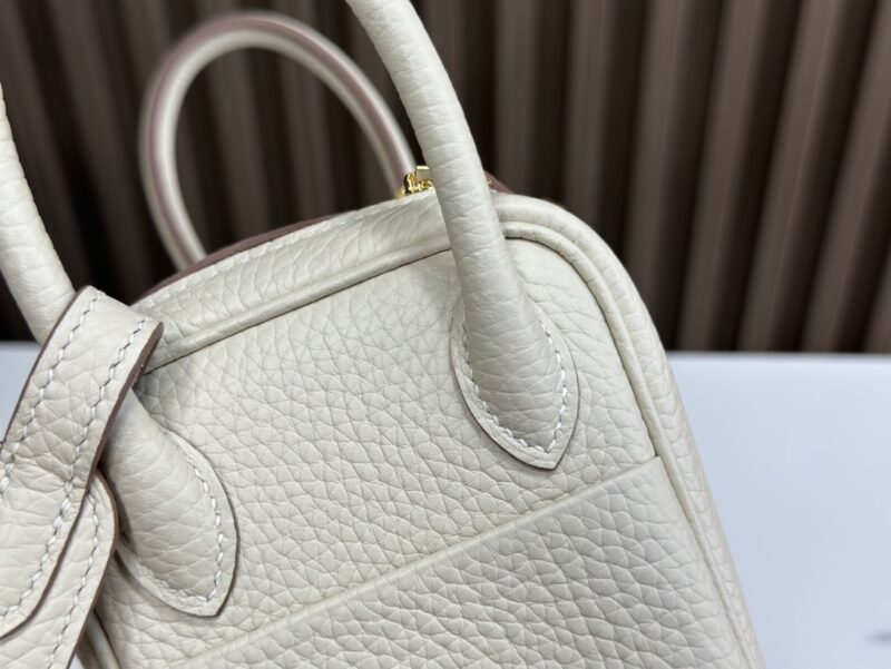 HERMÈS Mini Lindy shoulder bag in Craie Clemence leather - Image 7