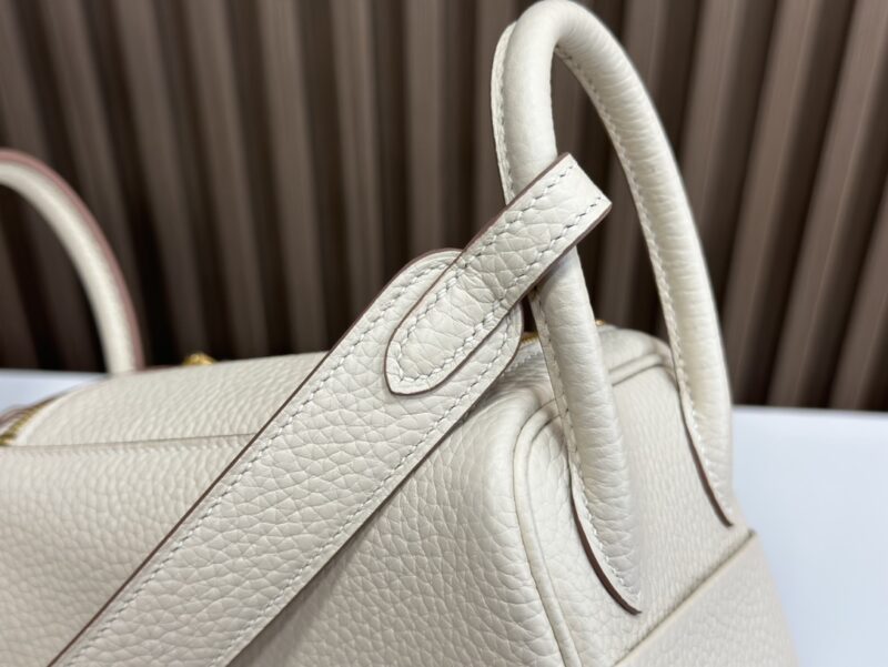 HERMÈS Mini Lindy shoulder bag in Craie Clemence leather - Image 8