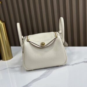 Replica Hermès Mini Lindy Shoulder Bag in Étoupe Clemence Leather – High-quality replica Hermès bag with neutral grey-beige leather and gold-tone hardware.