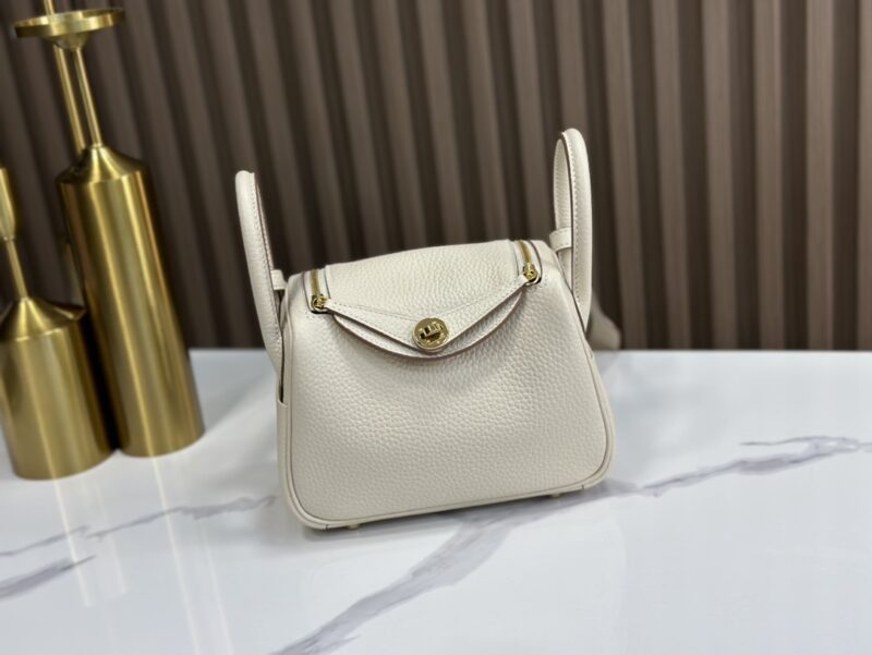 Replica Hermès Mini Lindy Shoulder Bag in Étoupe Clemence Leather – High-quality replica Hermès bag with neutral grey-beige leather and gold-tone hardware.