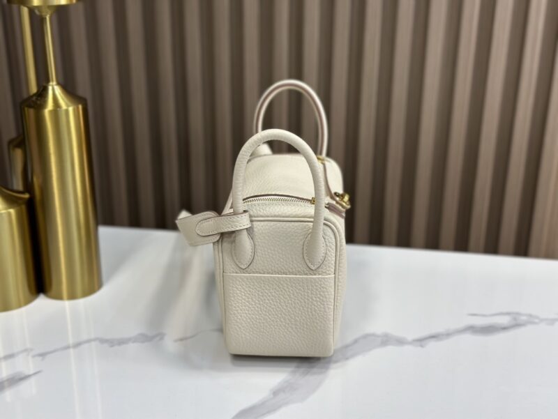 HERMÈS Mini Lindy shoulder bag in Craie Clemence leather - Image 3