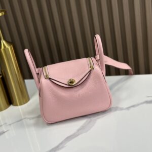 Replica Hermès Mini Lindy Shoulder Bag in Rose Sakura Clemence Leather – High-quality replica Hermès bag with soft pink leather and gold-tone hardware.