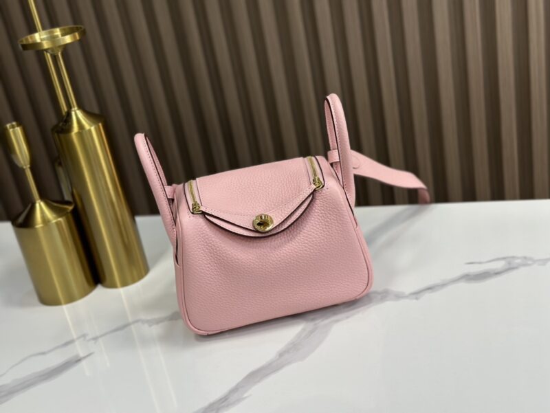 Replica Hermès Mini Lindy Shoulder Bag in Rose Sakura Clemence Leather – High-quality replica Hermès bag with soft pink leather and gold-tone hardware.