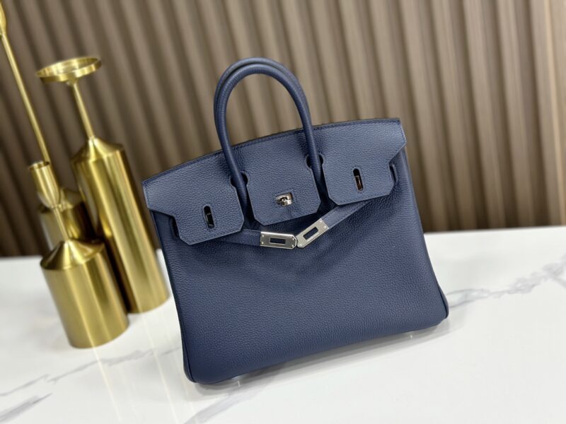 HERMÈS Birkin 25 handbag in Bleu Saphir Togo leather - Image 3