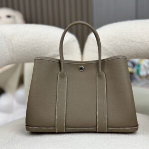 Replica Hermès Garden Party 30cm Bag in Negonda Etoupe – High-quality replica Hermès bag in neutral Etoupe Negonda leather with silver-tone hardware.