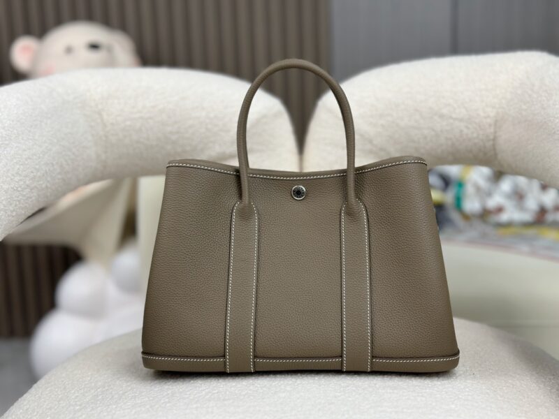 Replica Hermès Garden Party 30cm Bag in Negonda Etoupe – High-quality replica Hermès bag in neutral Etoupe Negonda leather with silver-tone hardware.