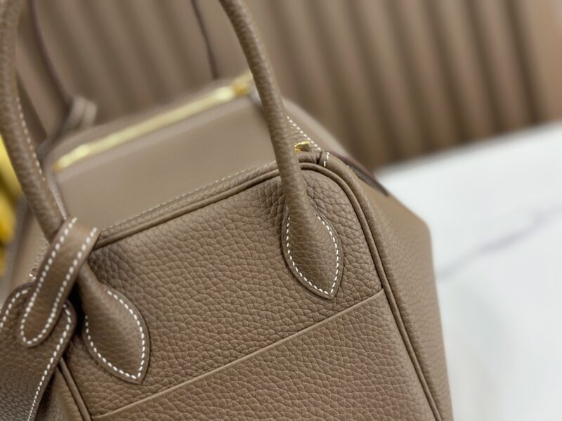 HERMÈS Lindy 26 shoulder bag in Etoupe Clemence leather - Image 8