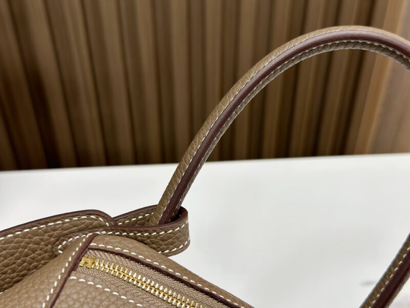 HERMÈS Lindy 26 shoulder bag in Etoupe Clemence leather - Image 9