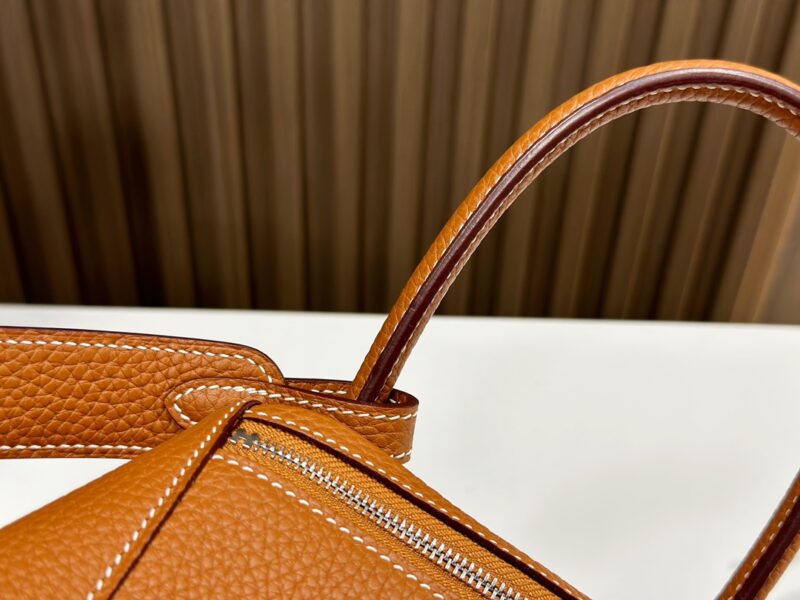 HERMÈS Lindy 26 shoulder bag in Gold Clemence leather - Image 2