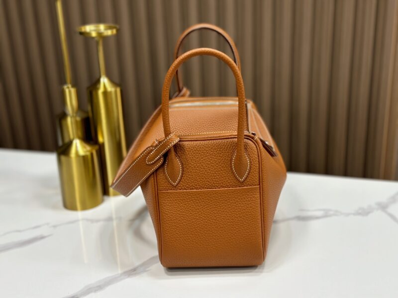 HERMÈS Lindy 26 shoulder bag in Gold Clemence leather - Image 3