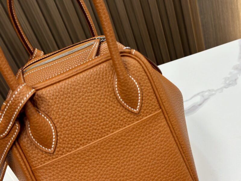 HERMÈS Lindy 26 shoulder bag in Gold Clemence leather - Image 4